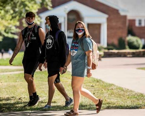 Students wearing health masks on the Campus Mall during Covid